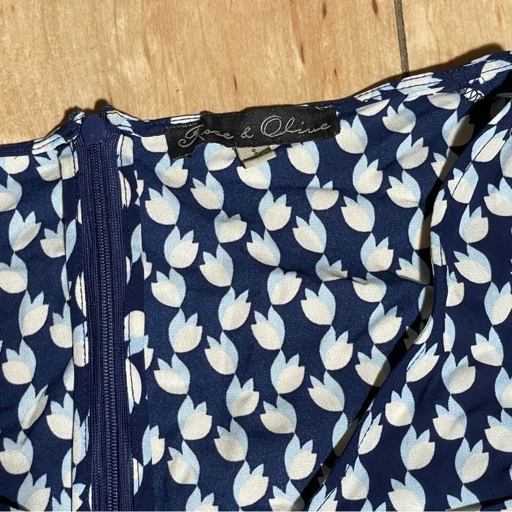 Rose & Olive - floral v-neck shorts romper - women’s size small - blue white‎